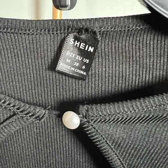 SHEIN Black Crop Top with Trendy Design and Comfortable Fit - Picture 3 of 3